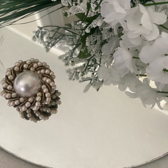 Classy Vintage Pearl Embellished Ring - Picture 3 of 5
